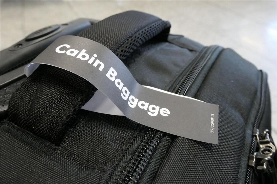 Scherze über gefährliche Gegenstände im Handgepäck haben ernste Folgen, wie eine Frau in Frankfurt erlebt hat. (Symbolbild)Andrea Warnecke/dpa-tmn/dpa