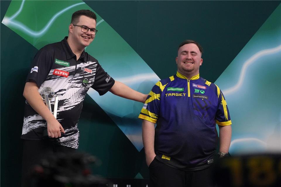 Scherzen gerne, sportlich chancenlos: die Konkurrenz um Gian van Veen (links). (Archivbild)Dave Shopland/AP/dpa