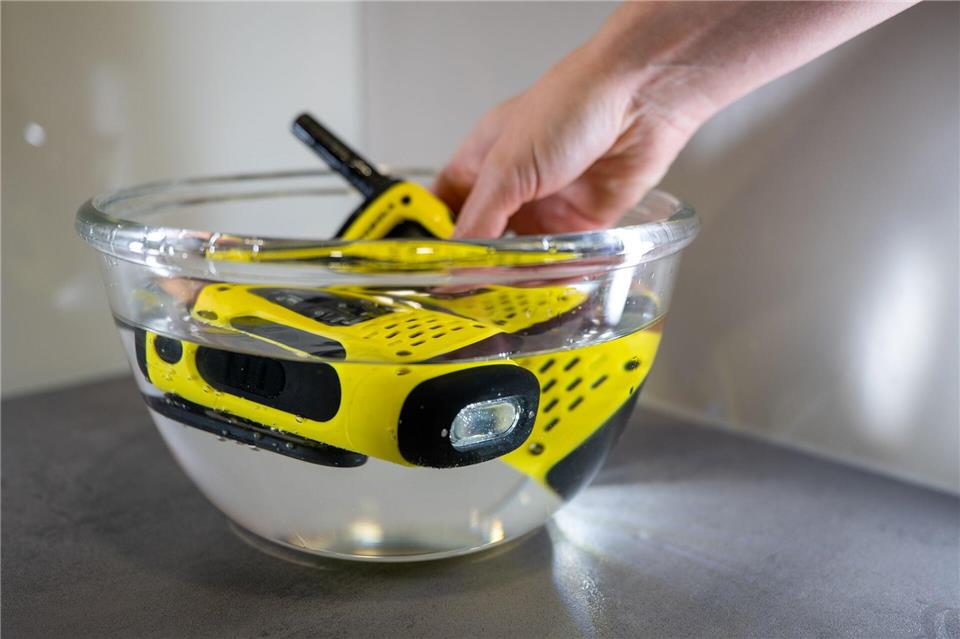 Scheuen das Wasser nicht: Wer etwas mehr ausgibt, bekommt auch Walkie-Talkies, die gegen Spritzwasser oder sogar Untertauchen geschützt sind.Nico Tapia/dpa-tmn