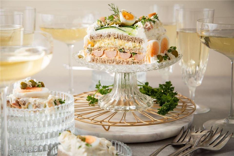 Schicht für Schicht zur Brottorte: Mit Eiersalat, Wiener Würstchen und Obazda-Füllung sorgt die viereckige Torte für Bewunderung.Christin Klose/dpa-tmn