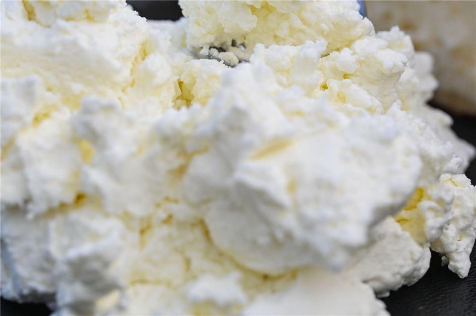 Schichtkäse eignet sich auch gut für herzhaften Quark wie den badischen Bibeleskäs.Uli Deck/dpa