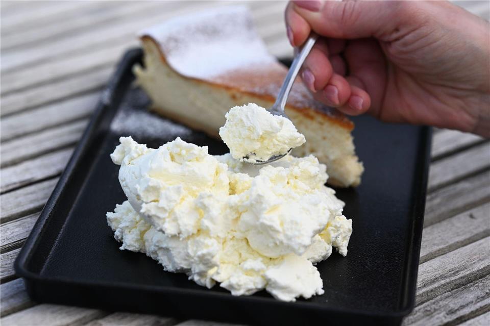 Schichtkäse ist für viele die entscheidende Zutat für den Käsekuchen.Uli Deck/dpa