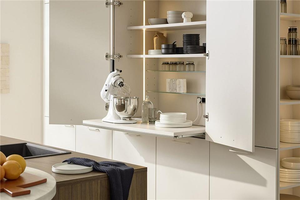 Schick: Auf dem Auszugstablar lässt sich der Mixer bequem zur Nutzung nach vorne ziehen.Nolte Küchen/dpa-tmn