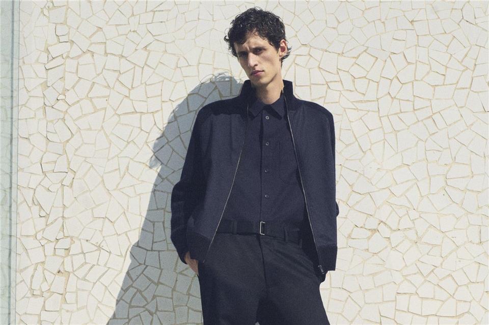 Schicke Stücke in Schwarz: Sogenannte Summer Darks machen sommerliche Outfits edler. Hier zu sehen bei COS (Zip-Pullover ca. 149 Euro, Hemd ca. 79 Euro, Hose ca. 89 Euro, Schuhe ca. 179 Euro).COS/dpa-tmn