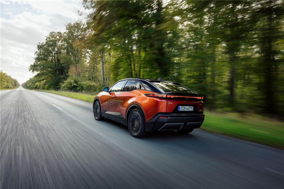 Wird der C-HR so zum elektrischen Pluspunkt im Team Toyota? Schicker Abschluss? Ob einem der neue Toyota formal gefällt, ist Geschmackssache - doch dynamische Gangart und hohe Reichweite sorgen für Pluspunkte.Lukas Wagneter/Toyota/dpa-tmn