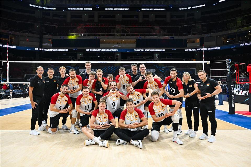 Schickten Grüße in die Heimat: die deutschen Volleyballer.volleyballworld/dpa