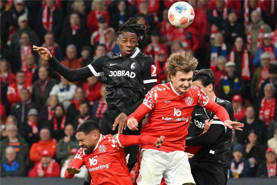 Schied kurz vor Schluss verletzt aus: Freiburgs Johan Manzambi (l).Torsten Silz/dpa