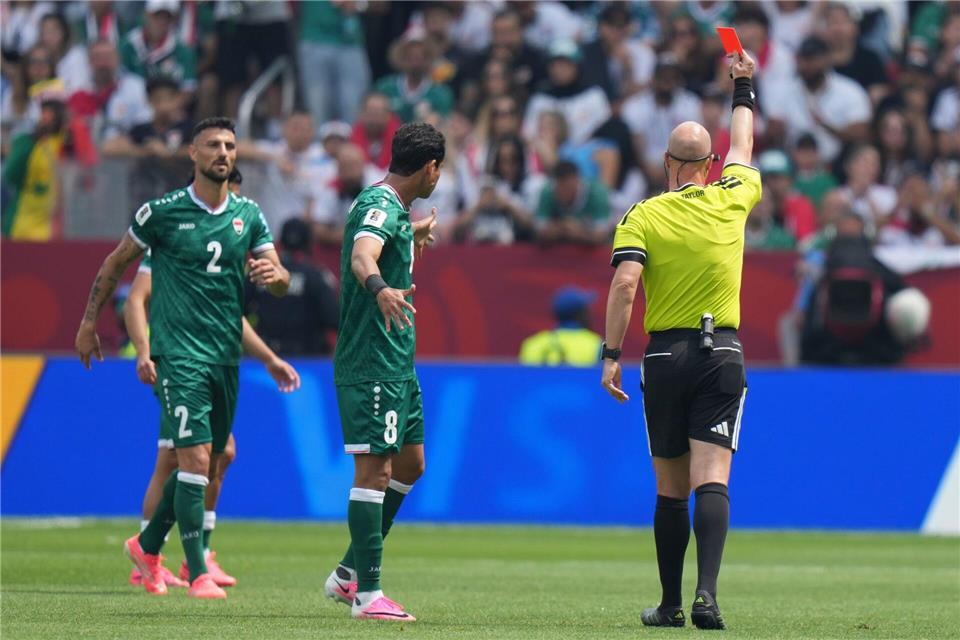 Schiedsrichter Anthony Taylor zeigte nach Videobeweis die Rote Karte.Stephanie Scarbrough/AP/dpa