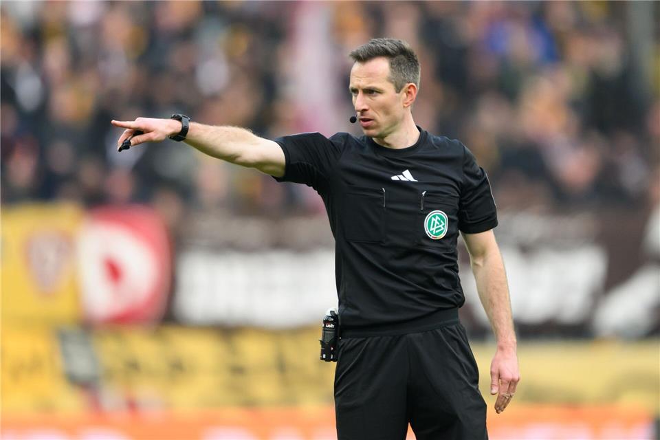 Schiedsrichter Benen reagierte schnell.Robert Michael/dpa