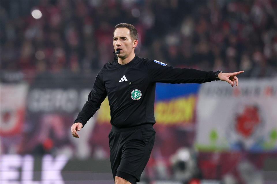 Schiedsrichter Benjamin Brand steht nach dem Spiel im Fokus der Kritik. Jan Woitas/dpa