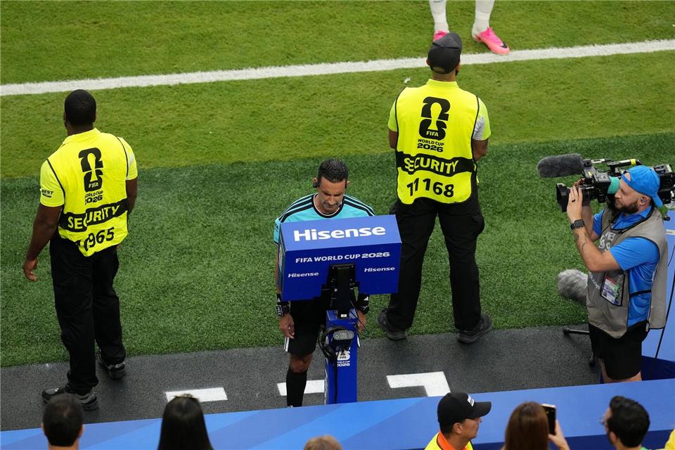 Schiedsrichter Cesar Arturo Ramos vor dem Monitor. (Archivbild)Nick Potts/PA Wire/dpa