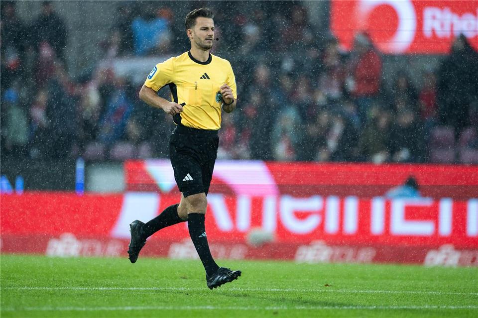 Schiedsrichter Daniel Schlager stand beim Spiel Köln gegen Hamburg im Fokus.Rolf Vennenbernd/dpa