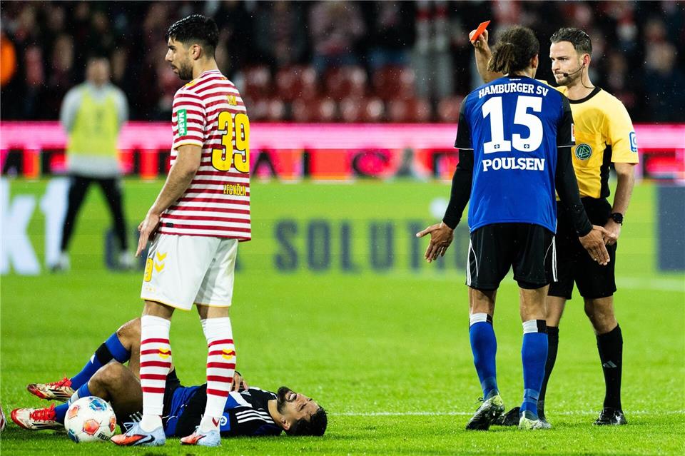 Schiedsrichter Daniel Schlager verweist Immanuel Pherai des Feldes.Rolf Vennenbernd/dpa