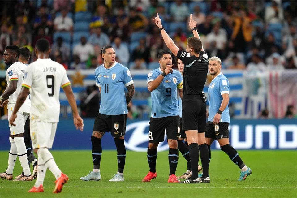 Schiedsrichter Daniel Siebert wurde bei der WM in Katar von Spielern aus Uruguay verbal attackiert.