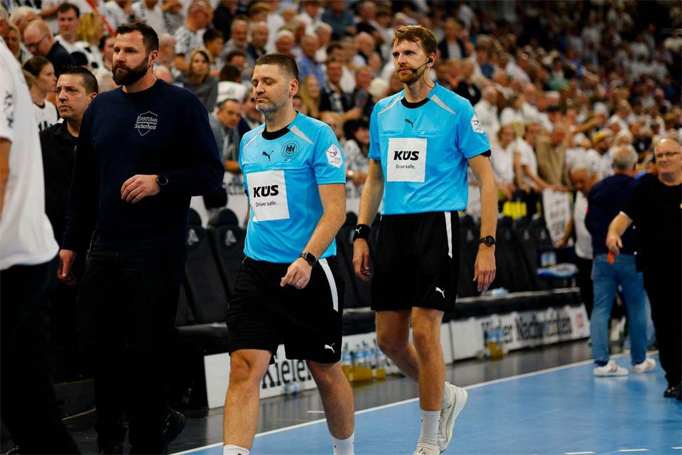 Schiedsrichter Denis Regner (2.v.r.) verletzte sich vor dem Spiel des TBV Lemgo Lippe gegen den HC Hamburg. (Archivbild)Frank Molter/dpa