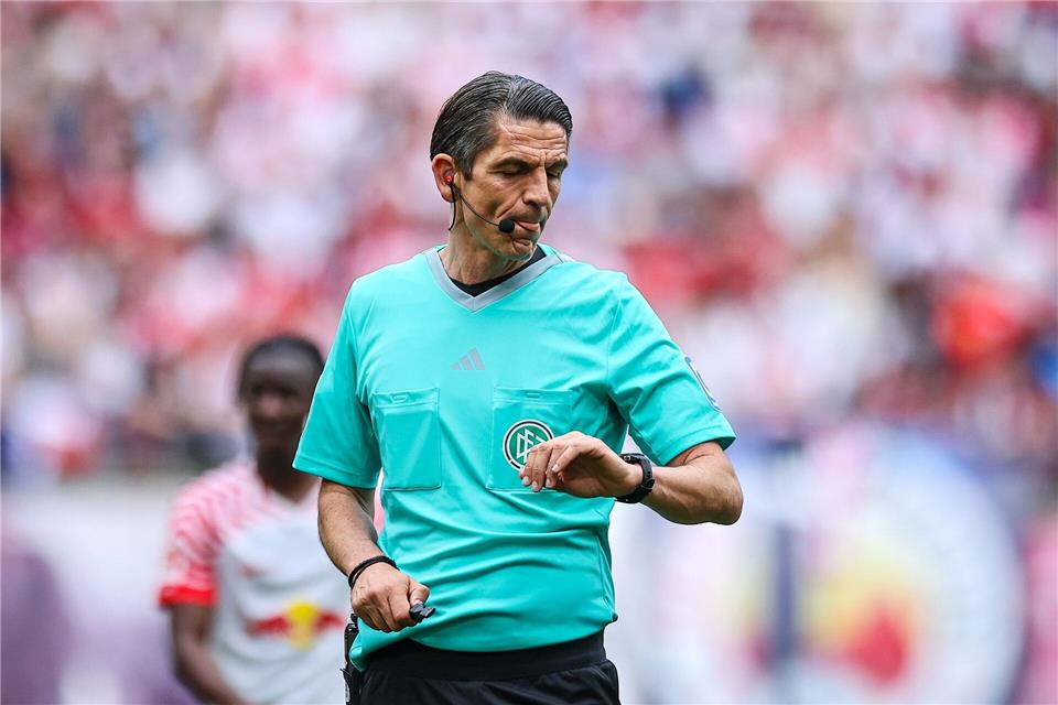 Schiedsrichter Deniz Aytekin: Wie lange nachspielen?Jan Woitas/dpa