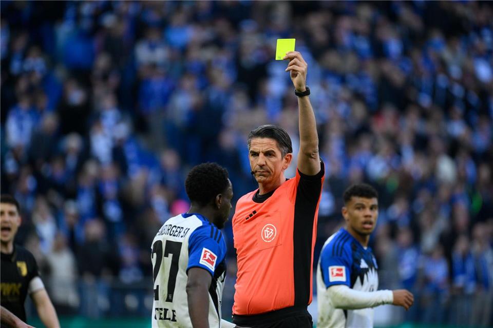 Schiedsrichter Deniz Aytekin erlebte eine kuriose Szene in Hamburg. Gregor Fischer/dpa