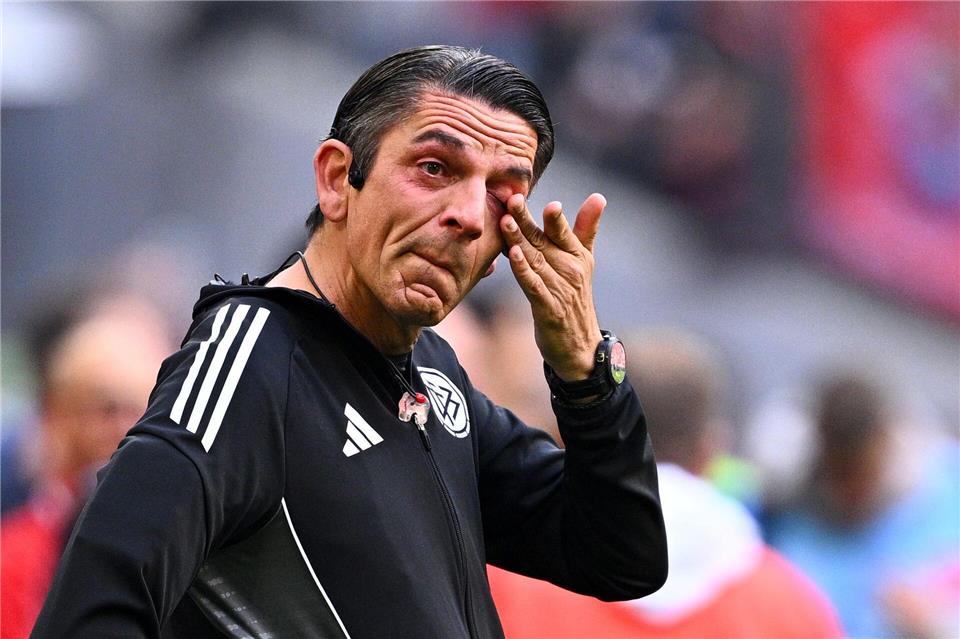 Schiedsrichter Deniz Aytekin zeigt bei seinem letzten Bundesliga-Einsatz Emotionen.Tom Weller/dpa