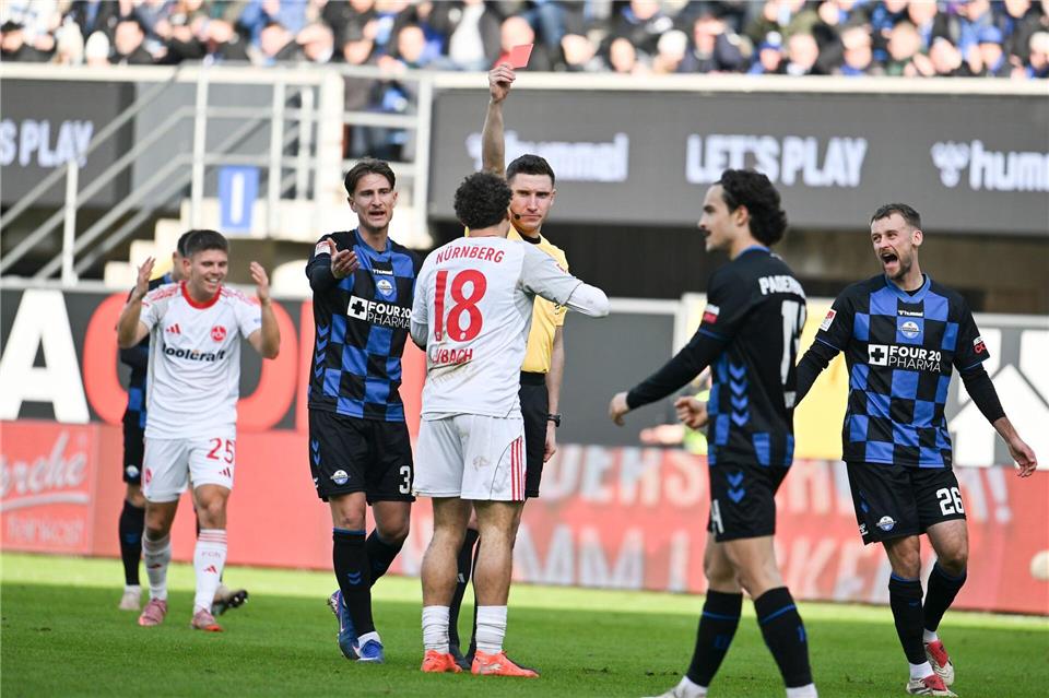 Schiedsrichter Eric Weisbach zeigt Rafael Lubach (Nr. 18) die Rote Karte.Swen Pförtner/dpa