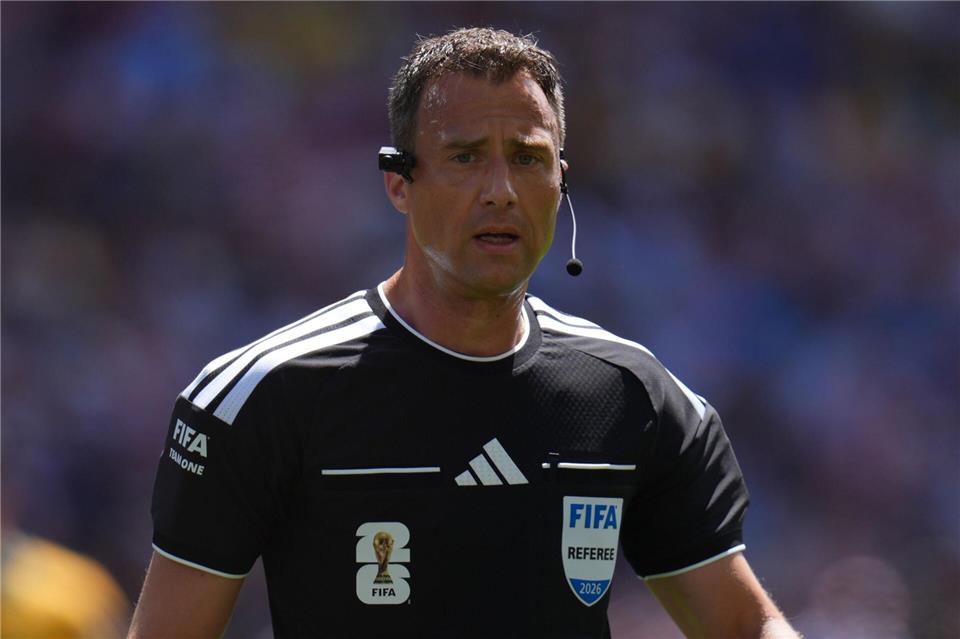 Schiedsrichter Felix Zwayer pfeift die Partie zwischen DR Kongo und Usbekistan am dritten Spieltag der WM-Gruppenphase.Manu Fernandez/AP/dpa