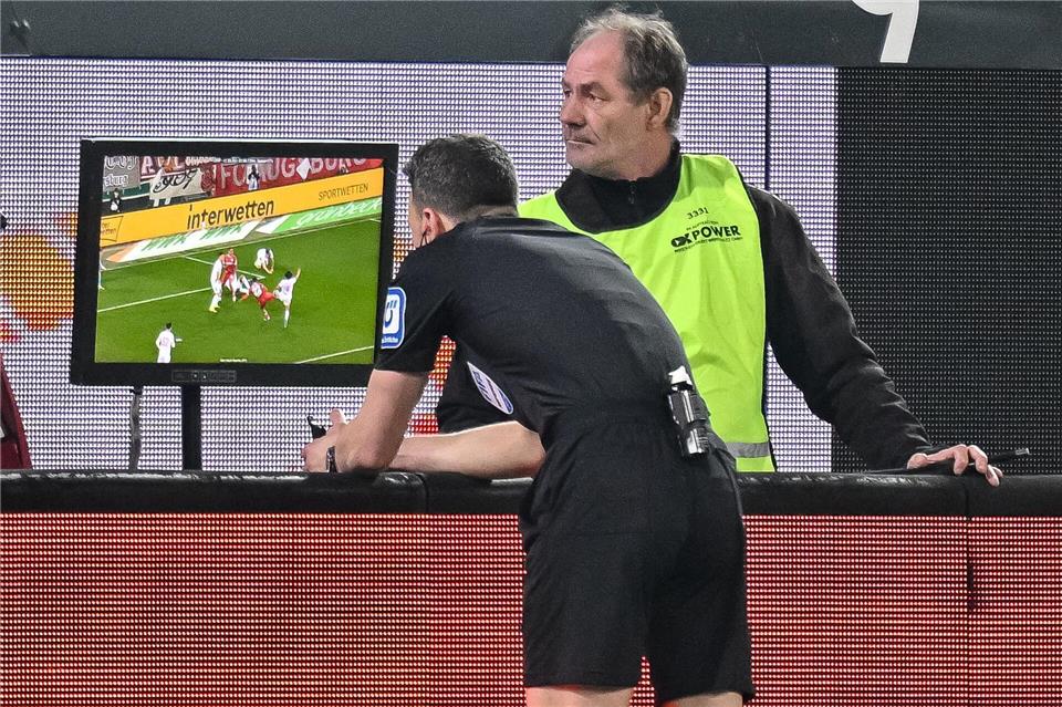 Schiedsrichter Felix Zwayer überprüft am Bildschirm einen Foulelfmeter für den VfB. Er nimmt ihn zurück.Harry Langer/dpa