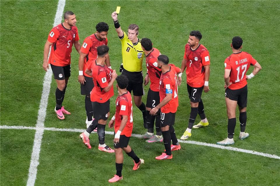 Schiedsrichter François Letexier zog den Unmut der ägyptischen Spieler auf sich.Chris Carlson/AP/dpa