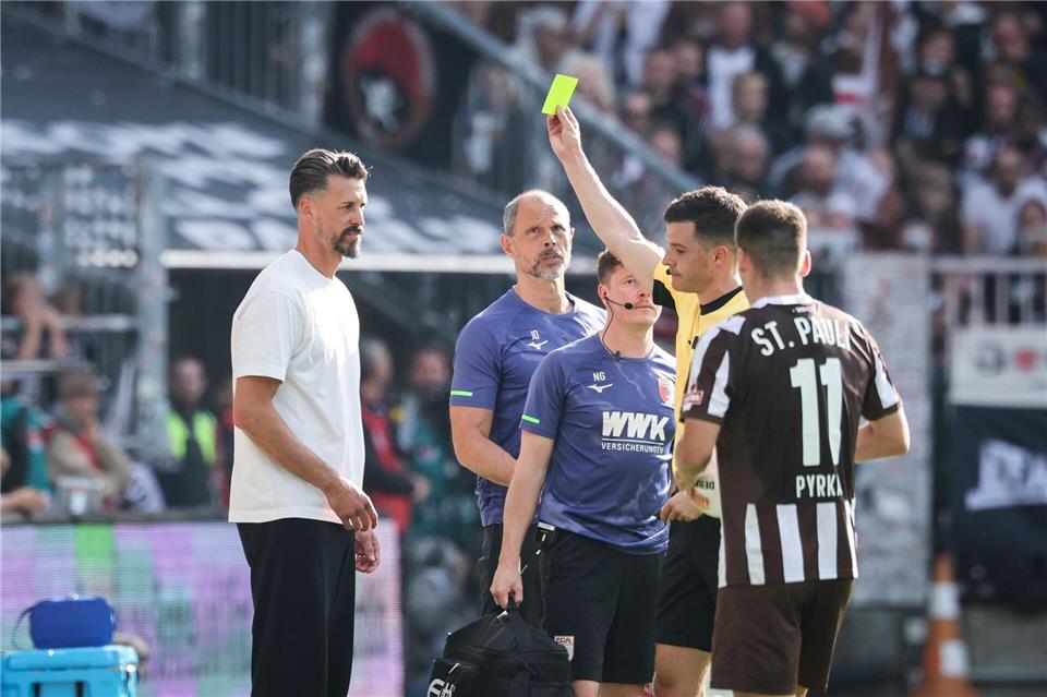 „Komisch“: Wagner fehlt nach umstrittener Szene Verständnis Schiedsrichter Harm Osmers zeigt Trainer Sandro Wagner (FC Augsburg, l) die gelbe Karte.Christian Charisius/dpa