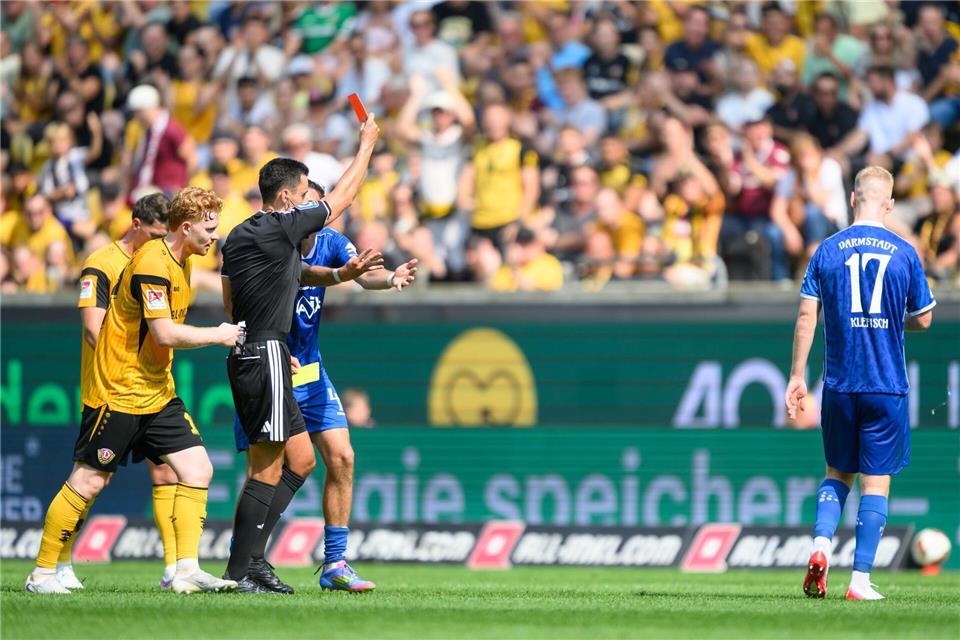 Schiedsrichter Konrad Oldhafer zeigt Kai Klefisch (SV Darmstadt, r) die Gelb-Rote Karte.Robert Michael/dpa