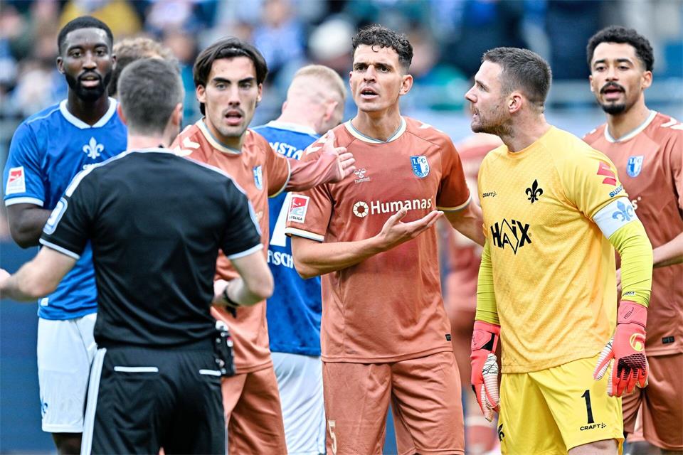 Schiedsrichter Lukas Benen stand in einigen Szenen im MittelpunktUwe Anspach/dpa