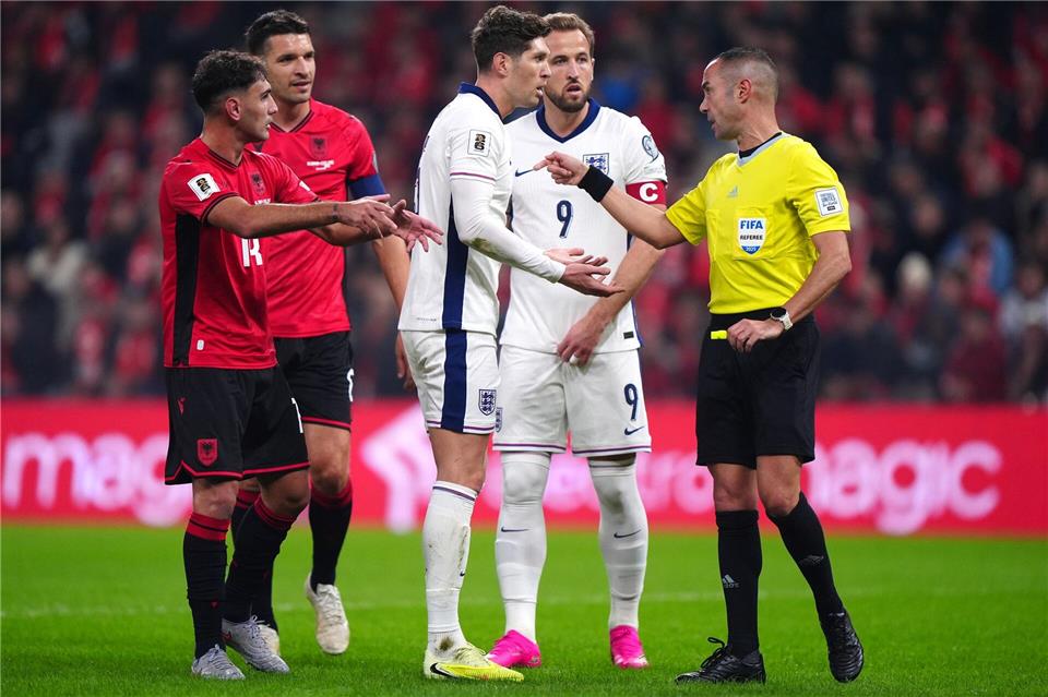 Schiedsrichter Marco Guida (r) traf zuletzt auf Bayern-Stürmer Harry Kane (2.v.r.) in der WM-Qualifikation.Bradley Collyer/PA Wire/dpa