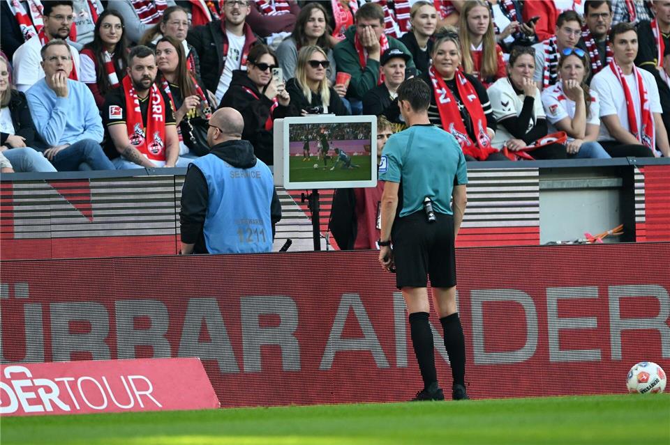 Schiedsrichter Matthias Jöllenbeck gab nach Ansicht der TV-Bilder einen Strafstoß für den VfB Stuttgart.Federico Gambarini/dpa