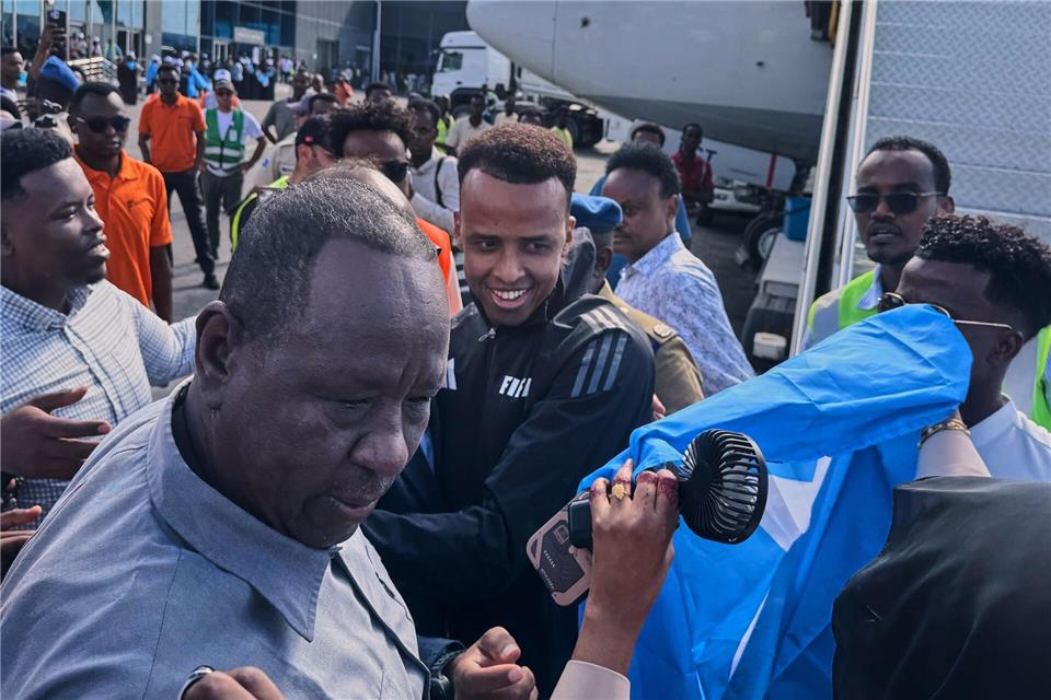 Schiedsrichter Omar Artan (M) wird in der Heimat mit Jubel empfangen.Farah Abdi Warsameh/AP/dpa