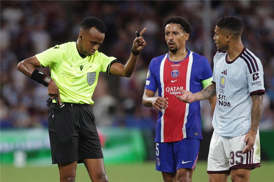 Schiedsrichter Omar Artan aus Somalia leitet als erster Nicht-Europäer den UEFA-Supercup.Heinz-Peter Bader/AP/dpa