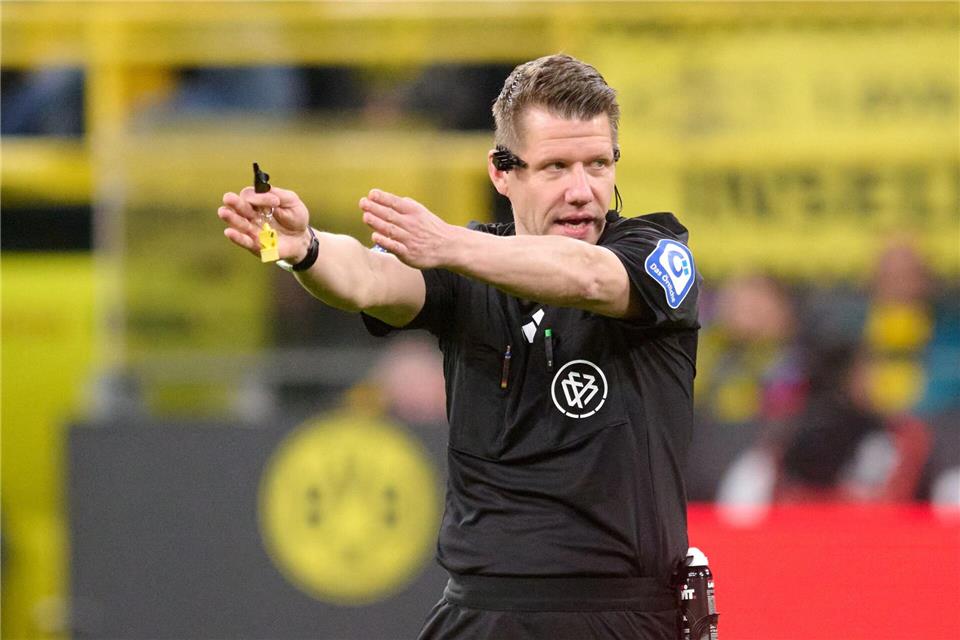 Schiedsrichter Patrick Ittrich leitete sein letztes Liga-Spiel. Bernd Thissen/dpa