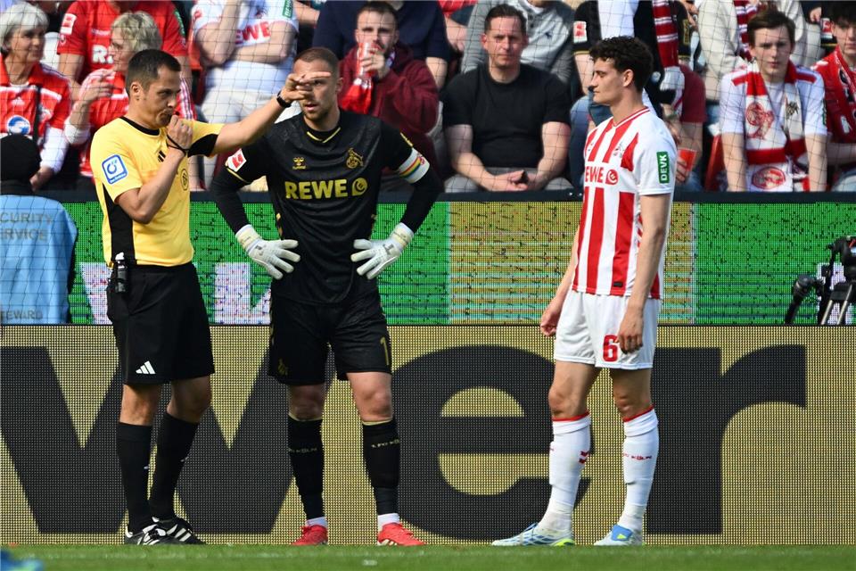 Schiedsrichter Robert Hartmann entschied auf einen umstrittenen Elfmeter für Leverkusen.Federico Gambarini/dpa