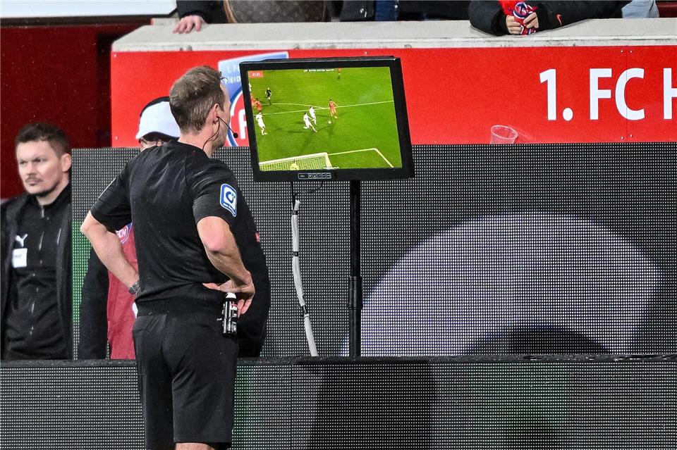 Schiedsrichter Sascha Stegemann traf gleich zwei Entscheidungen am Bildschirm.Harry Langer/dpa