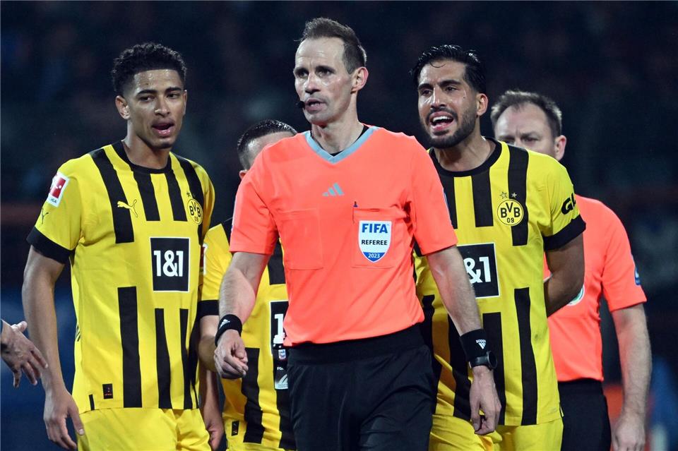 Schiedsrichter Sascha Stegemann unterlief 2023 beim Spiel Bochum-BVB ein schwerwiegender Fehler.Federico Gambarini/dpa