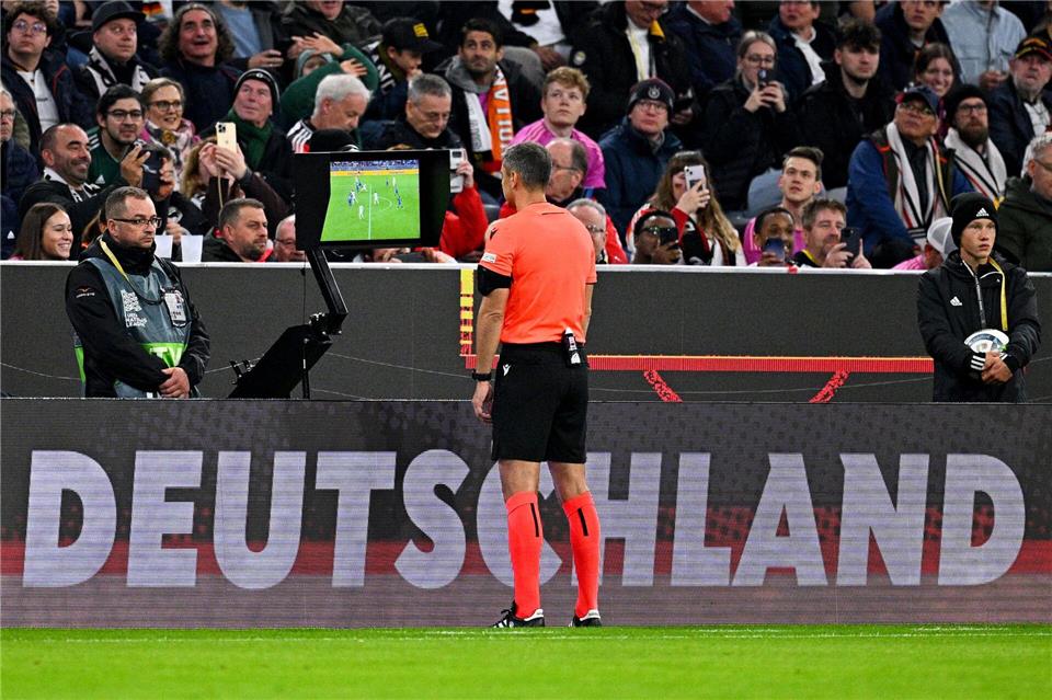 Schiedsrichter Slavko Vincic aus Slowenien beim Videocheck. (Archivbild)Tom Weller/dpa