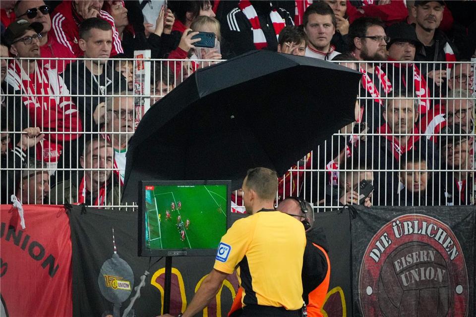 Video-Schiri kassiert Tore ein: Union gegen Freiburg 0:0 Schiedsrichter Storks studiert die Videobilder nach einem Union-Tor. Soeren Stache/dpa