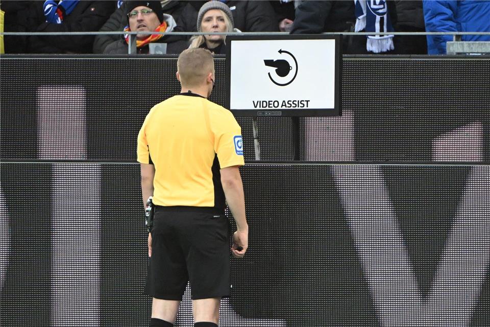 Schiedsrichter Timo Gansloweit prüft eine Entscheidung am Bildschirm. (Archivbild) Uli Deck/dpa