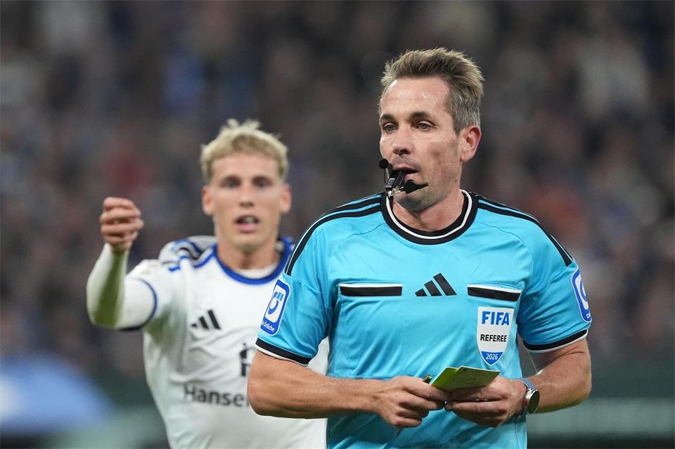 Schiedsrichter Tobias Stieler ordnete nach dem Spiel zwischen dem Hamburger SV und Eintracht Frankfurt mehrere strittige Szenen ein.Marcus Brandt/dpa