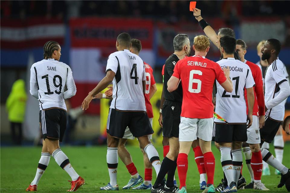 Schiedsrichter Vincic zeigte Leroy Sané im Länderspiel vor einem Jahr die Rote Karte.Christian Charisius/dpa