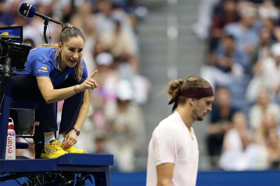 Schiedsrichterin Marijana Veljović ermahnt Alexander Zverev.Adam Hunger/AP/dpa