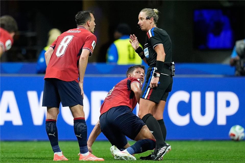 Schiedsrichterin Tori Penso (r) leitete erstmals ein WM-Spiel der Männer.Mike Stewart/AP/dpa