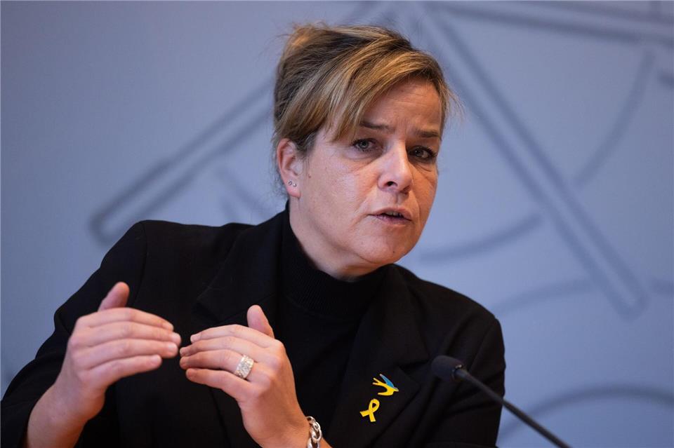 Schienen, Stromtrassen und Straßen müssen nach Ansicht von Vize-Ministerpräsidentin Mona Neubaur (Grüne) besser vor Sabotage geschützt werden. Rolf Vennenbernd/dpa