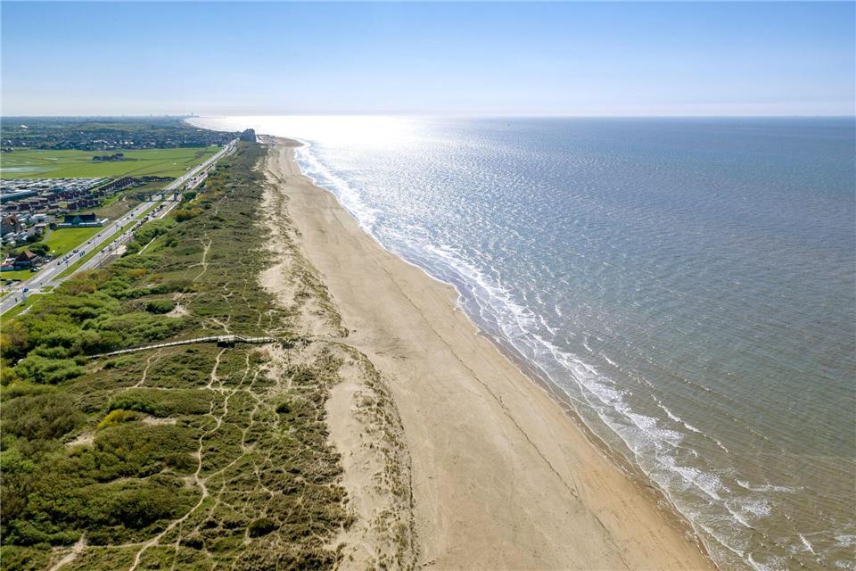 Schienen am Strand: Auf 67 Kilometern fährt die Kusttram fast die ganze belgische Küste entlang.Visit Flanders/dpa-tmn