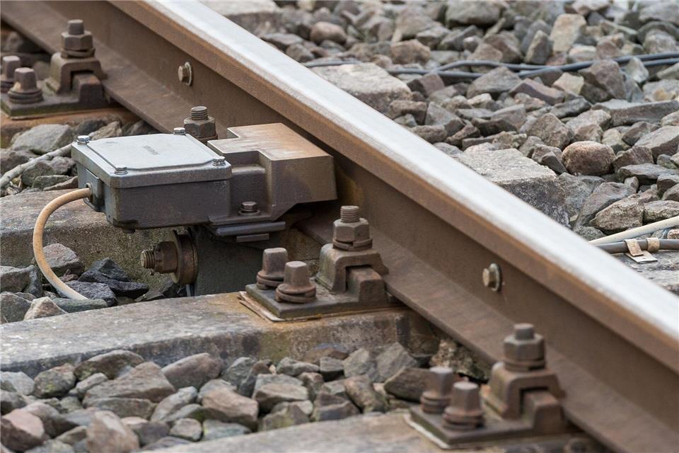 Schienen müssen frei sein - Steine auf Gleisen können gefährlich werden. (Symbolbild)picture alliance / ZB