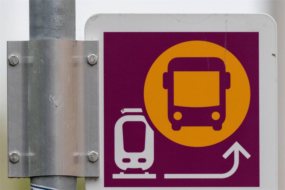 Schienenersatzverkehr hieß es, nachdem ein Bagger im Hauptbahnhof Stralsund eine Oberleitung beschädigt hatte. Stefan Sauer/dpa