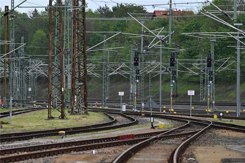Schienenersatzverkehr wegen Bauprojekt der Bahn in Ostthüringen (Illustration). Martin Schutt/dpa
