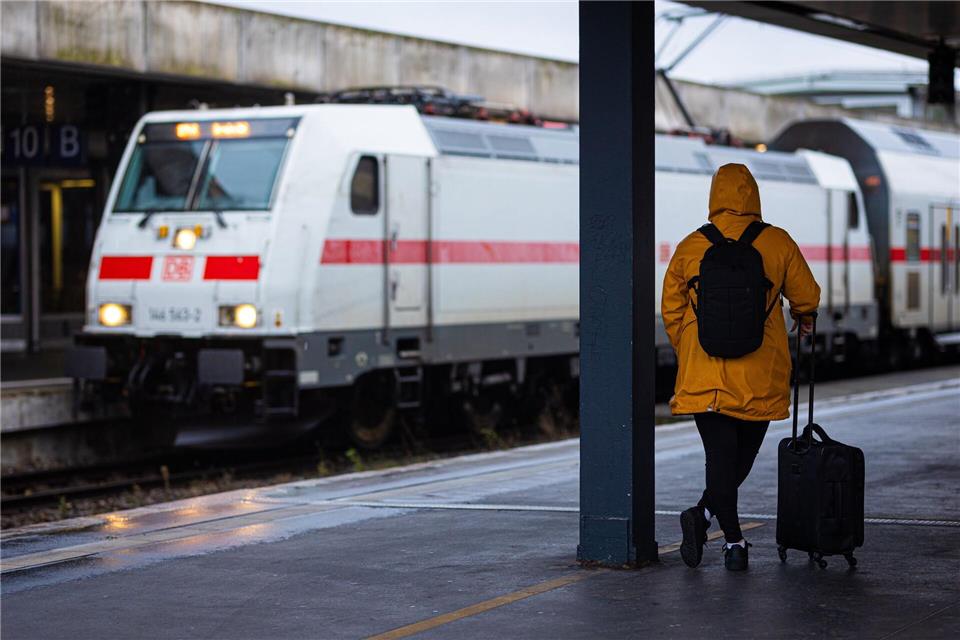 Bahn: Welche Rechte Sie bei Verspätungen haben Schietwetter: Wegen Herbststürmen kann es im Bahnverkehr zu erheblichen Einschränkungen kommen.picture alliance/dpa
